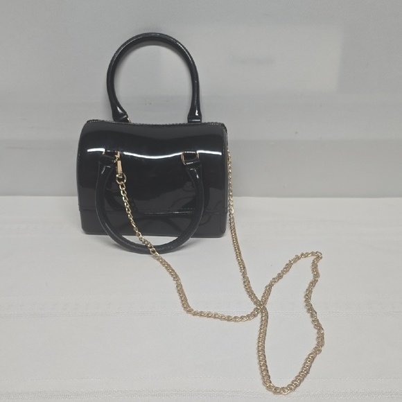 Elegant Black Handbag with Gold Chain - Picture 1 of 1
